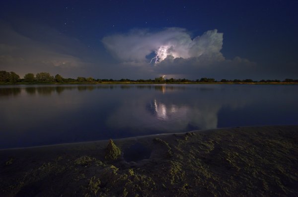 Зарница в небе