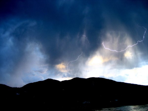 Зарница в небе