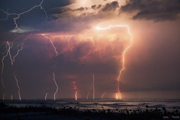 Молния на реке