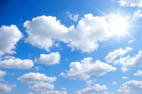 Солнечное небо с облаками