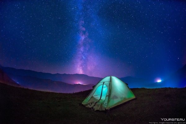 Палатка на природе ночью