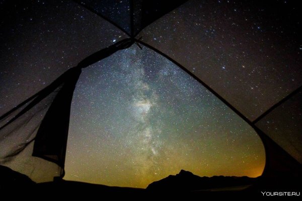 Палатка на фоне гор