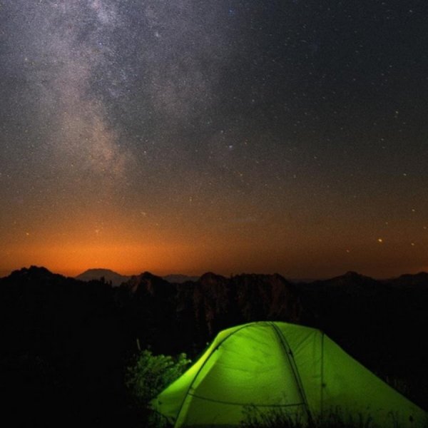 Палатка на природе ночью