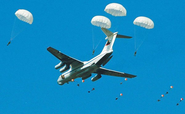 Парашют в небе