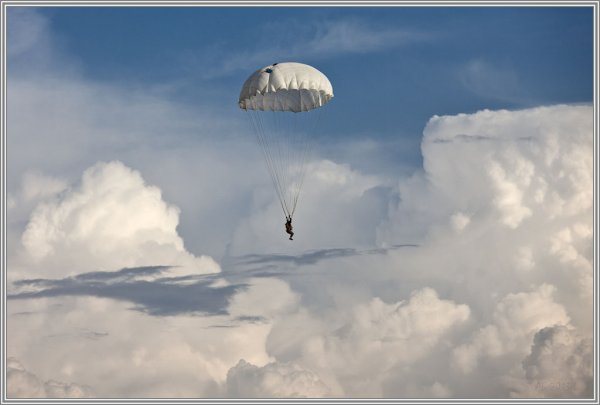 Парашютисты в небе