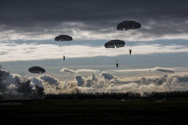 Десантник с парашютом