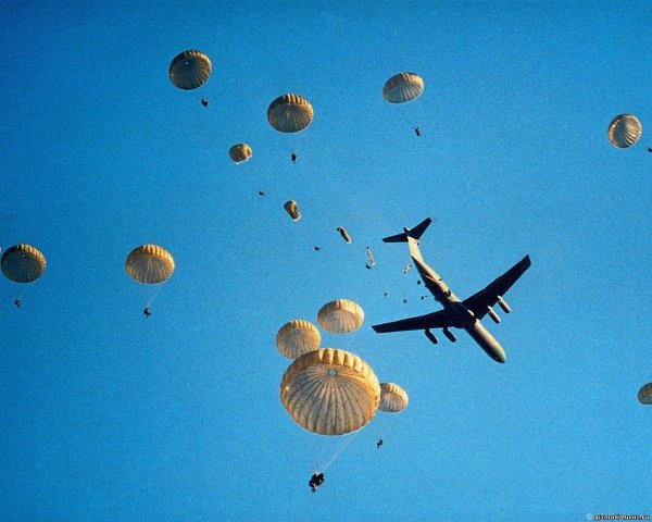 Парашютисты из самолета