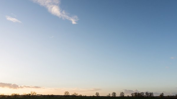 Поле с облаками