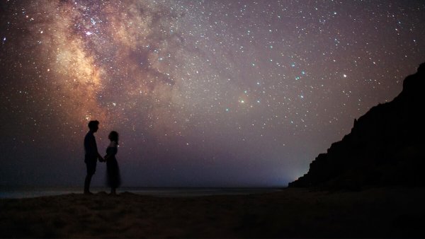 Пара на фоне ночного неба