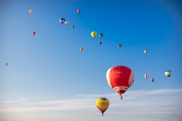 Воздушные шарики в небе