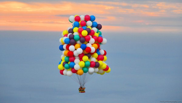 Воздушные шары на фоне неба