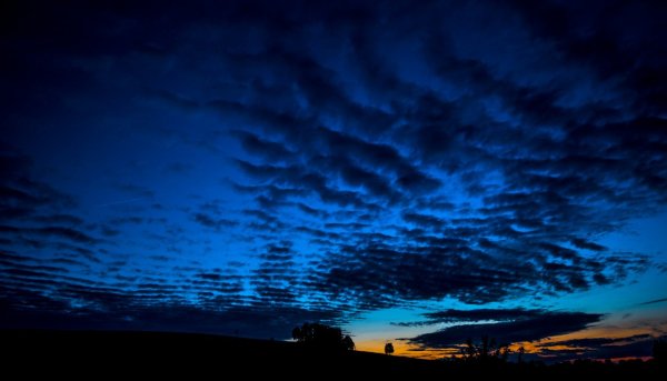 Вечернее синее небо