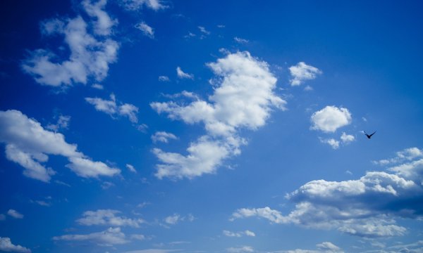 Голубое небо с облаками