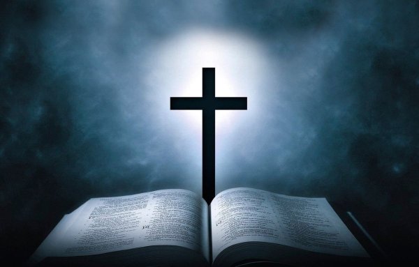 Крест на фоне неба