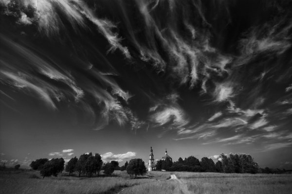 Перистые облака черно белые