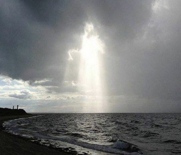 Лик Богородицы в небе