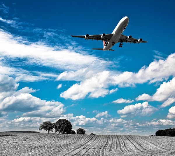 Самолет в облаках