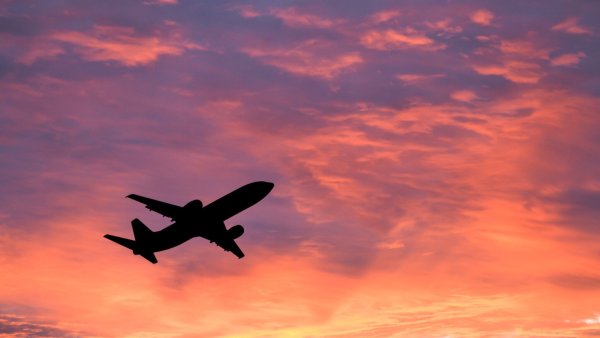 Самолет в грозовом небе