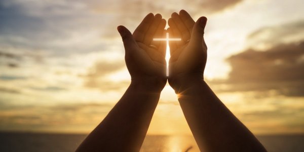 Молитва руки к небу