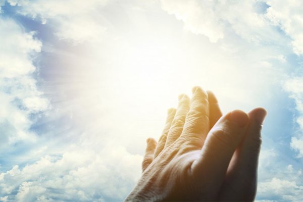 Молится на фоне неба