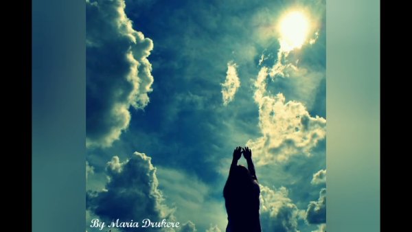 Молится в небо