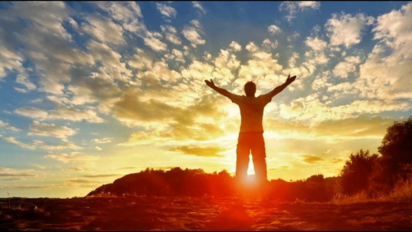 Человек молится небесам