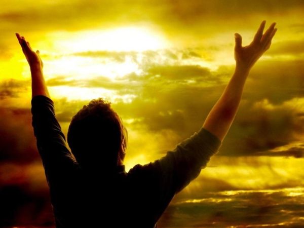 Девушка на фоне неба