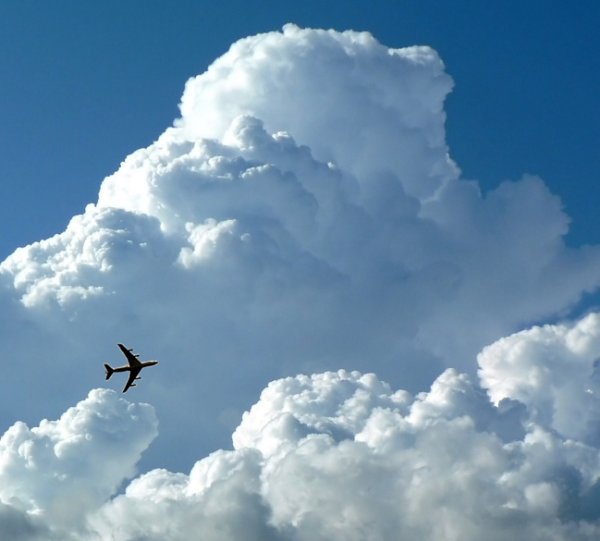 Самолёт высоко в небе