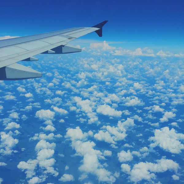 Крыло самолета в облаках