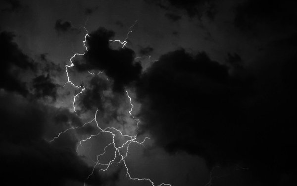 Молния черно белая
