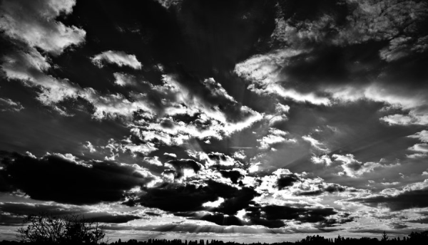 Темное пасмурное небо