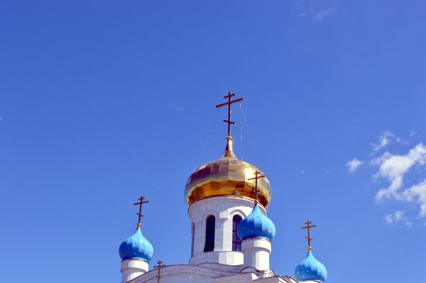 Храм на фоне голубого неба