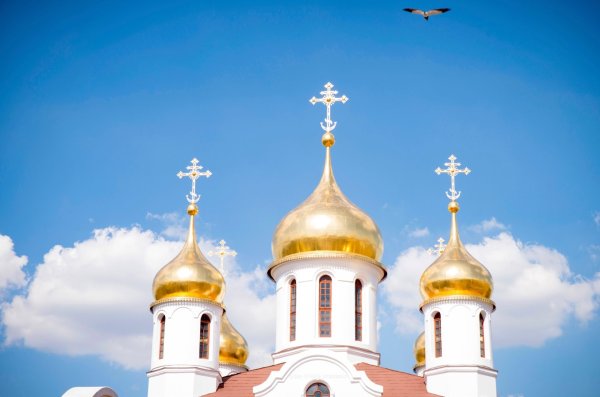 Небо и купола церкви