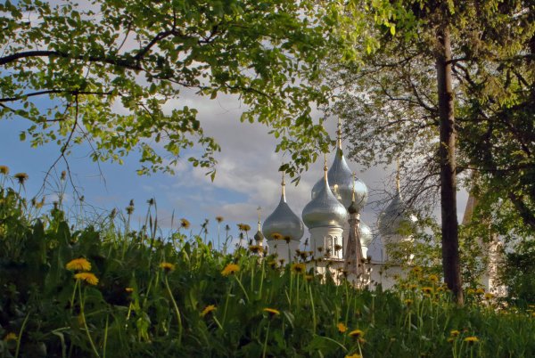 Церковь с золотыми куполами в деревне