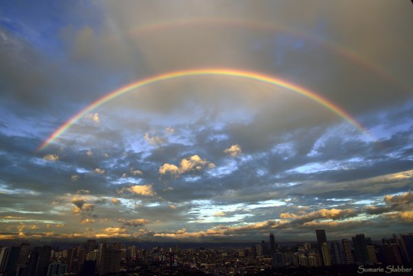 Радуга на темном небе