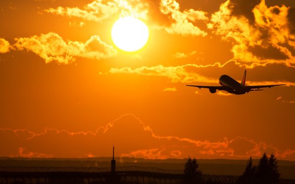 Самолет на фоне заката