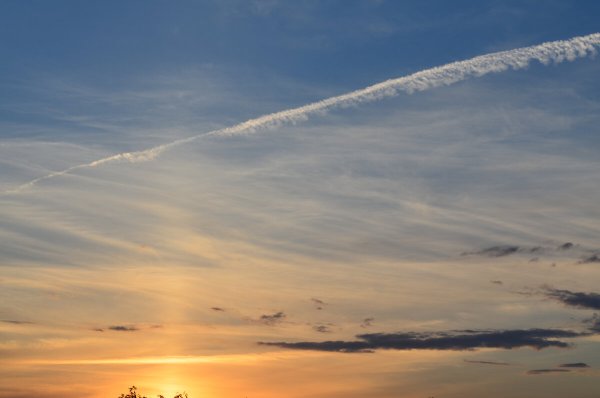 Самолет на фоне заката