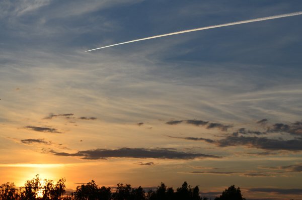 Самолет на фоне заката