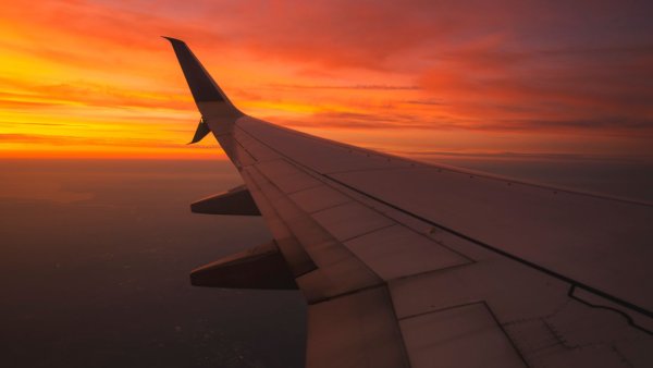 Самолет на закате