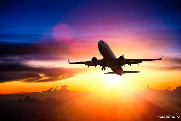 Самолет взлетает на закате