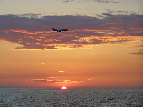 Самолет улетает в закат