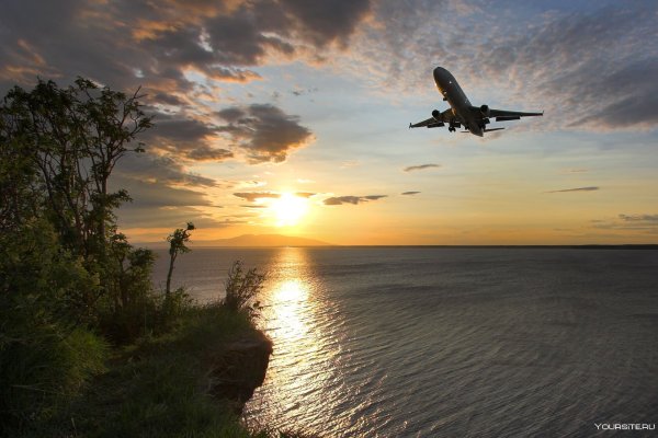 Самолет на закате