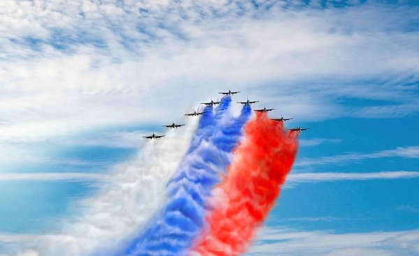 Самолет с российским флагом