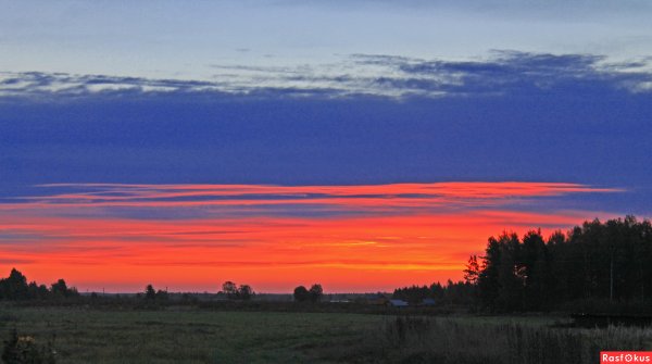 Бело сине красное небо