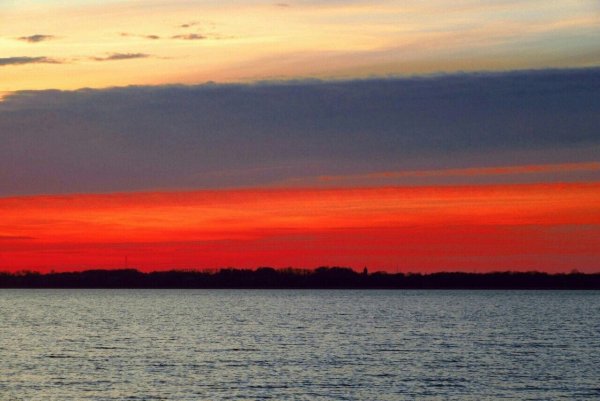 Закат в цветах российского флага