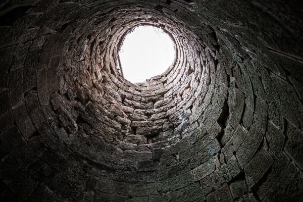 Каменный колодец изнутри