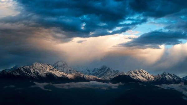 Тучи на фоне гор