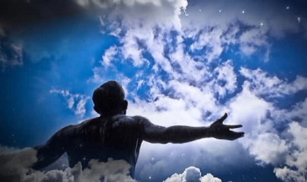 Парень смотрит в небо