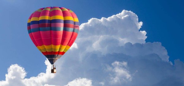 Воздушный шар в голубом небе