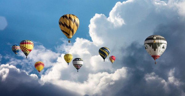 Воздушный шар в небе